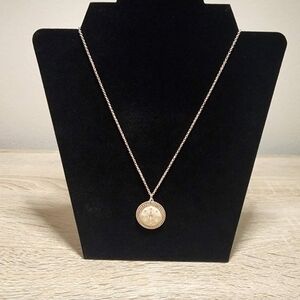 Elegant Gold Pendant Necklace